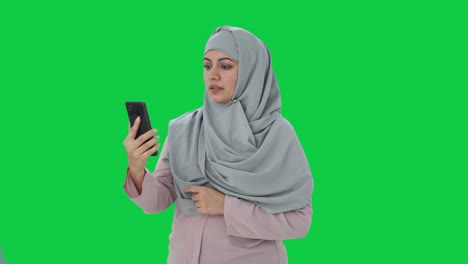 mujer de negocios musulmana hablando en video llamada pantalla verde