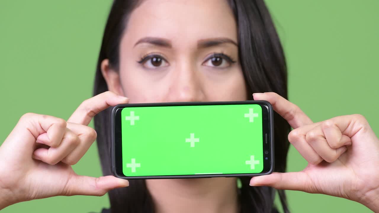 joven y hermosa mujer de negocios asiática mostrando el teléfono