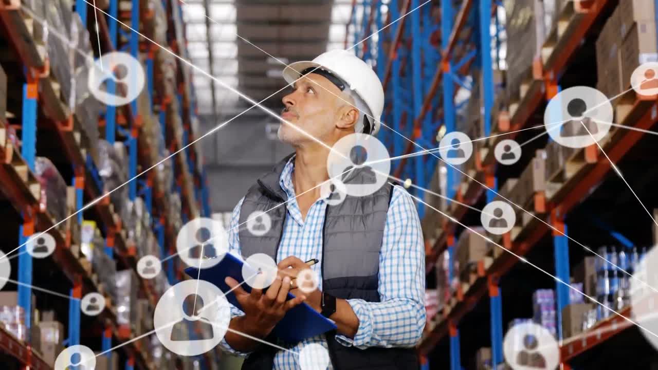 animación de una red de perfiles sobre un supervisor caucásico que escribe en un clipboard en un almacén