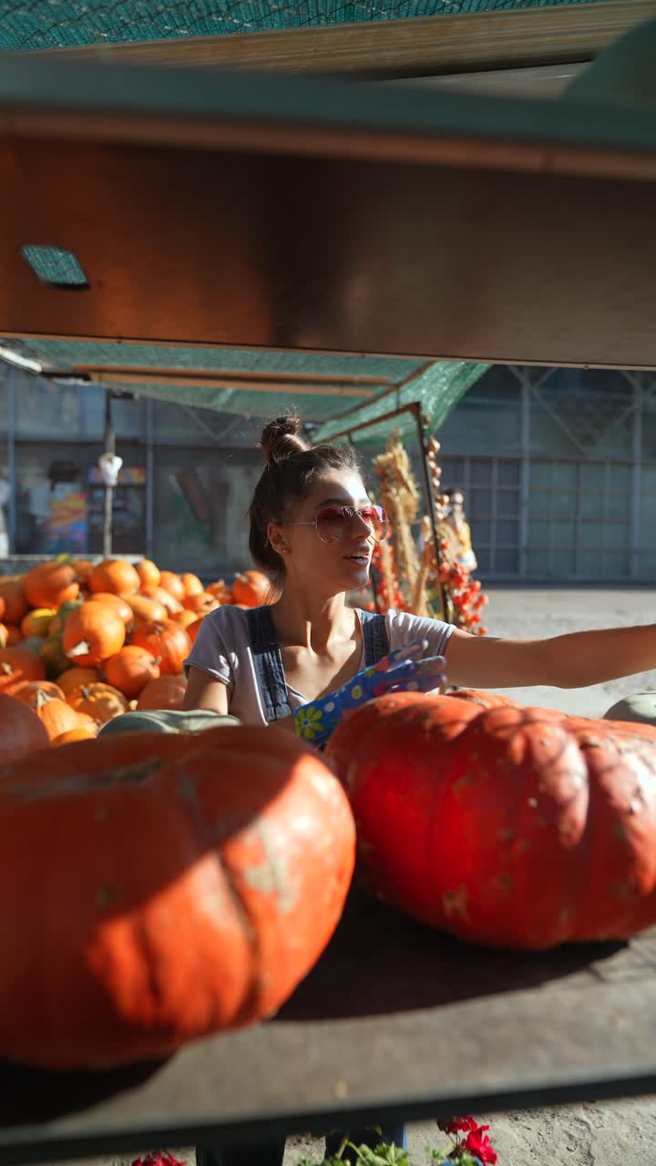 mujer en un mercado de calabazas de otoño