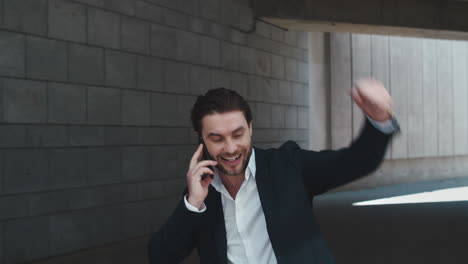 hombre profesional celebrando el éxito