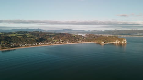 Paisajes-Dorados-Del-Amanecer-Con-Nubes-Flotando-Sobre-Montañas-En-El-Fondo