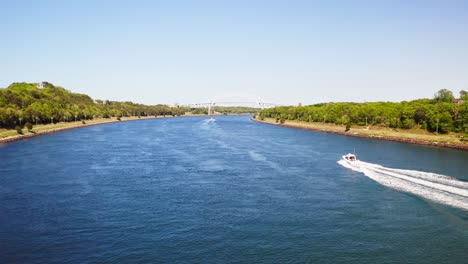 panning vista aérea sobre el canal de cape cod, el puente sagamore en la distancia