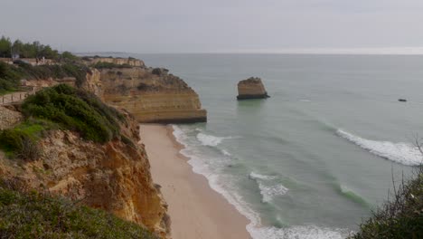 Waves-coming-in-at-Praia-De-Marinha,-Portugal