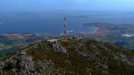 Luftaufnahme-Des-Telekommunikationsmastes-Auf-Einem-Felsigen-Hügel-In-Miradoiro-Da-Curota-Mit-Ria-De-Arousa-Im-Hintergrund