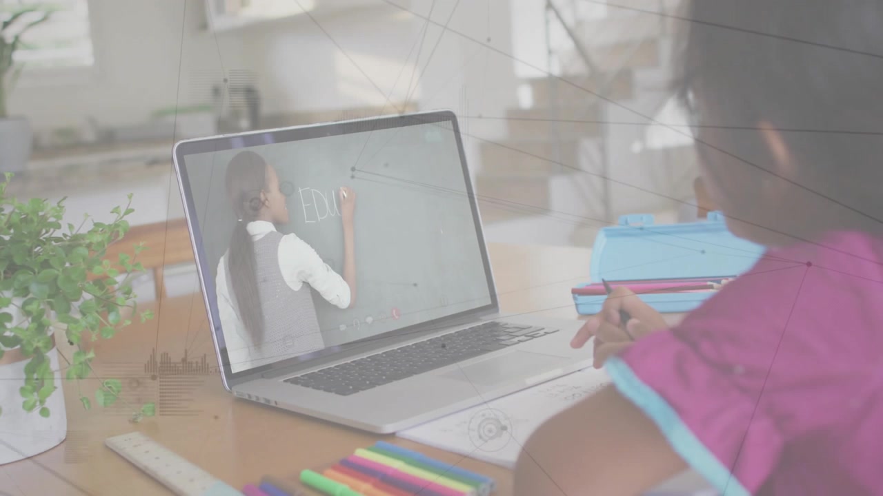 Aluna fazendo login em aula online e copiando desenhos de geometria do instrutor no caderno