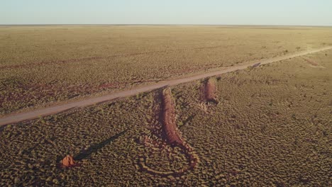 Drohnenaufnahmen,-Die-Die-Tanami-Straße-Mit-Gehrung-überqueren