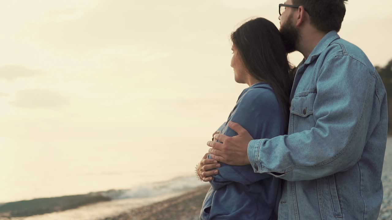 pareja al atardecer en la playa