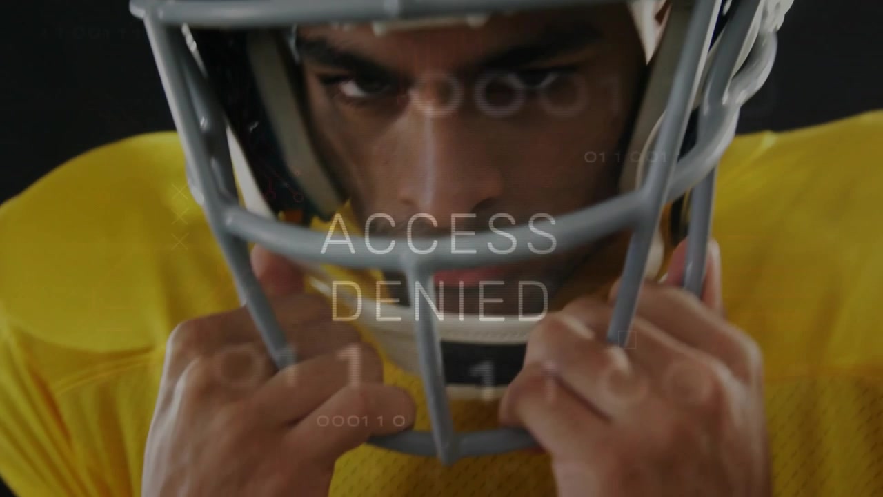 Giocatore di football americano che solleva un casco grigio sotto una sovrapposizione "ACCESSO NEGATO", allacciando il sottogola, mostrando concentrazione