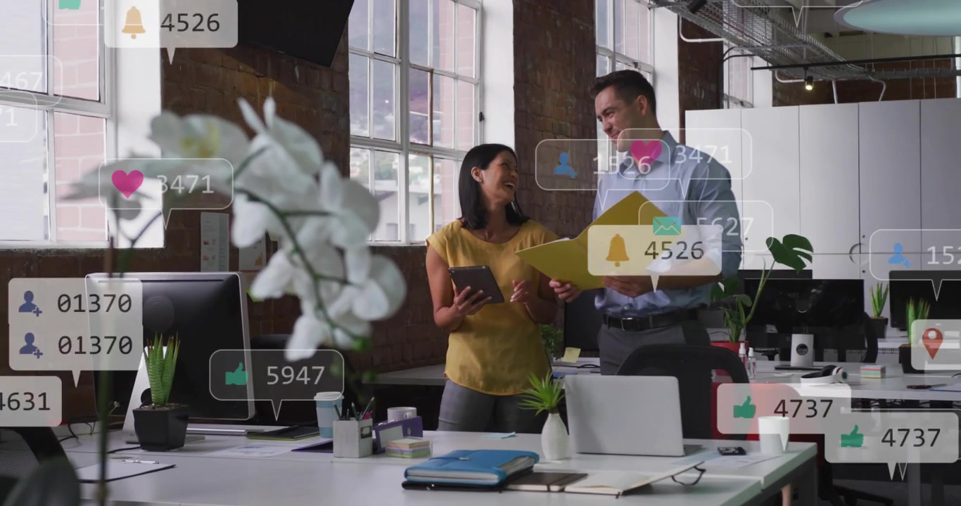 Hombre con carpeta amarilla y mujer tocando una tableta, causando un enjambre de notificaciones que muestran KPIs de marketing.