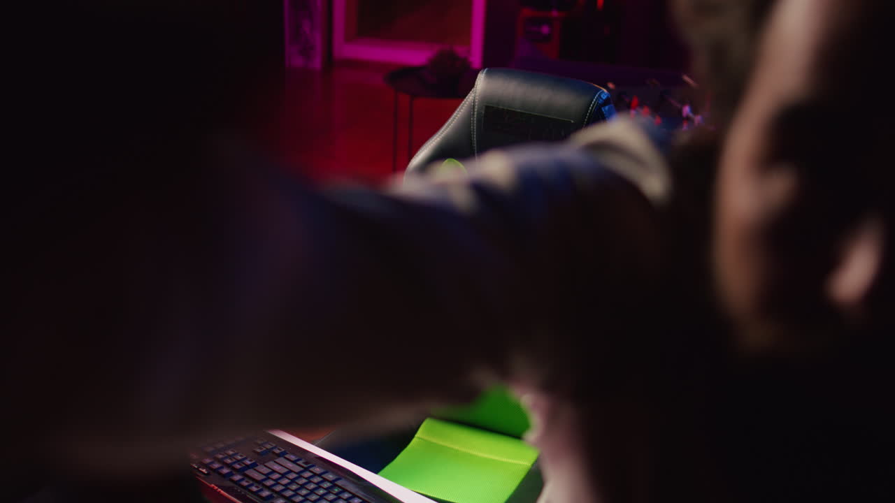 Content Creator chattet mit Zuschauern und präsentiert Strategien zum Gewinnen eines Videospiels