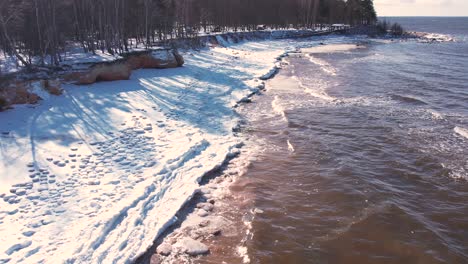 Drohnenflug-über-Das-Meer-Im-Winter-Gefrorene-Felsen-An-Der-Küste