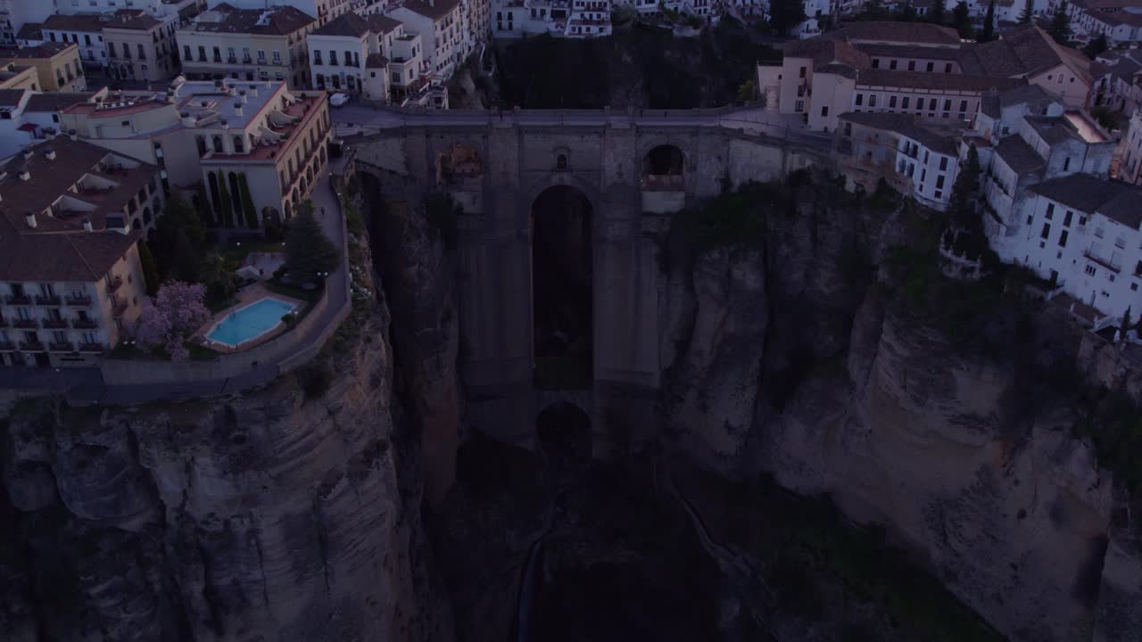 Alba sull'iconico ponte di Ronda in Spagna