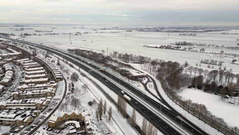 Vista-Aérea-Del-Paisaje-Nevado-Y-La-Autopista-A1-En-Amersfoort,-Países-Bajos.