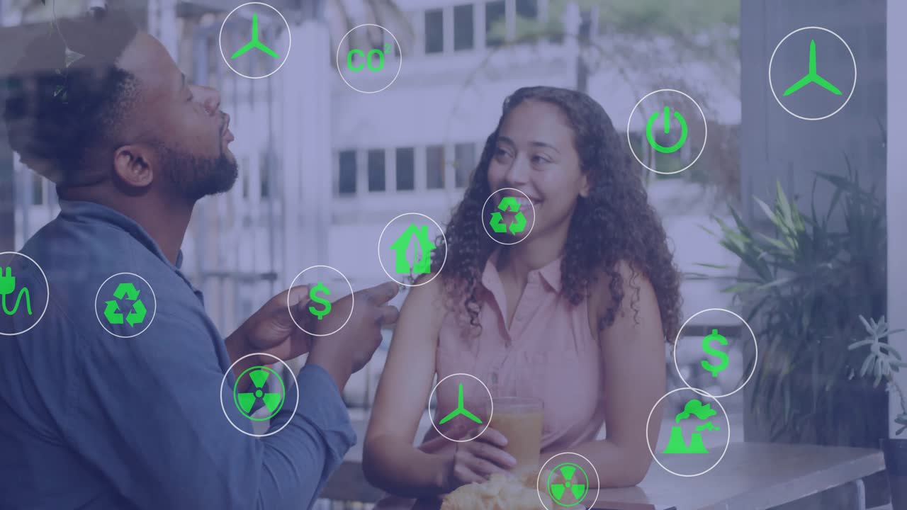 Uomo e donna su una terrazza di un caffè che toccano lo smartphone, evocando icone di energia verde che fluttuano sopra di loro.