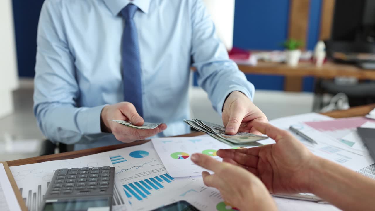 el empresario transfiere la mitad de los fondos a su socio película en 4k en cámara lenta