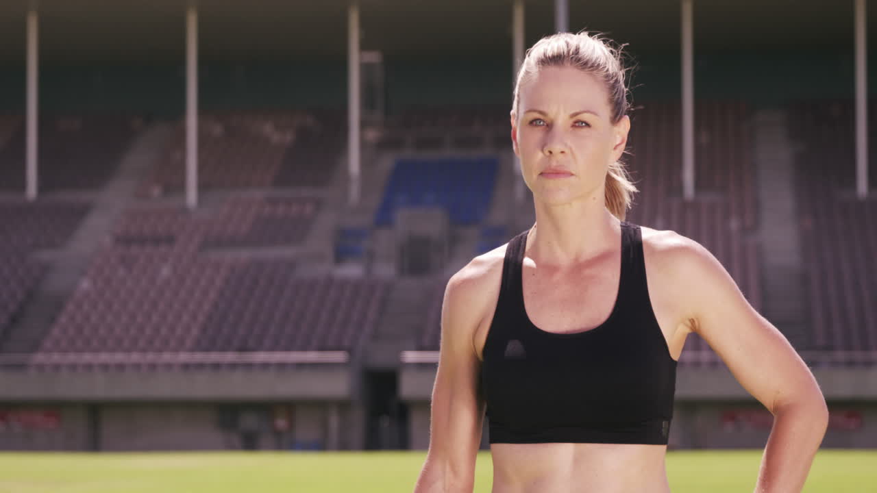 에 손을 고 서 있는 운동선수