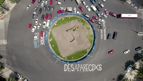 vista aérea aérea con un dron exigiendo justicia social en la ciudad de méxico durante el tráfico pesado