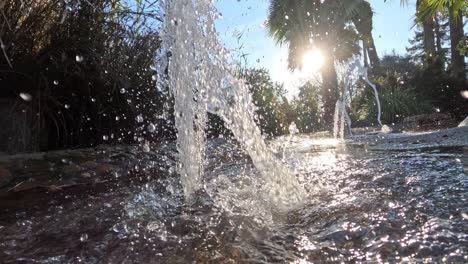 fuente de agua iluminada por el sol en un parque