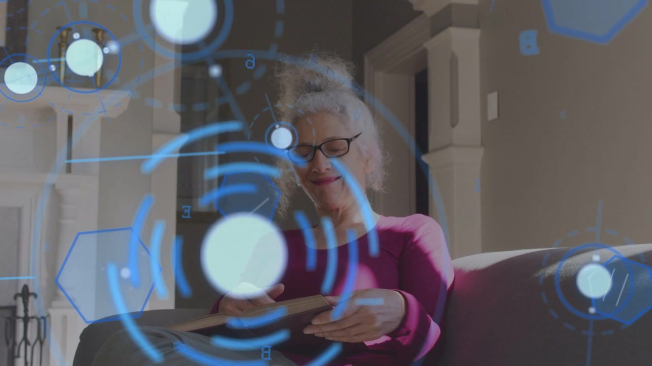 Anziana signora che apre un libro e sfoglia le pagine, con una sovrapposizione HUD blu che ruota oscurando il libro per una demo tecnologica