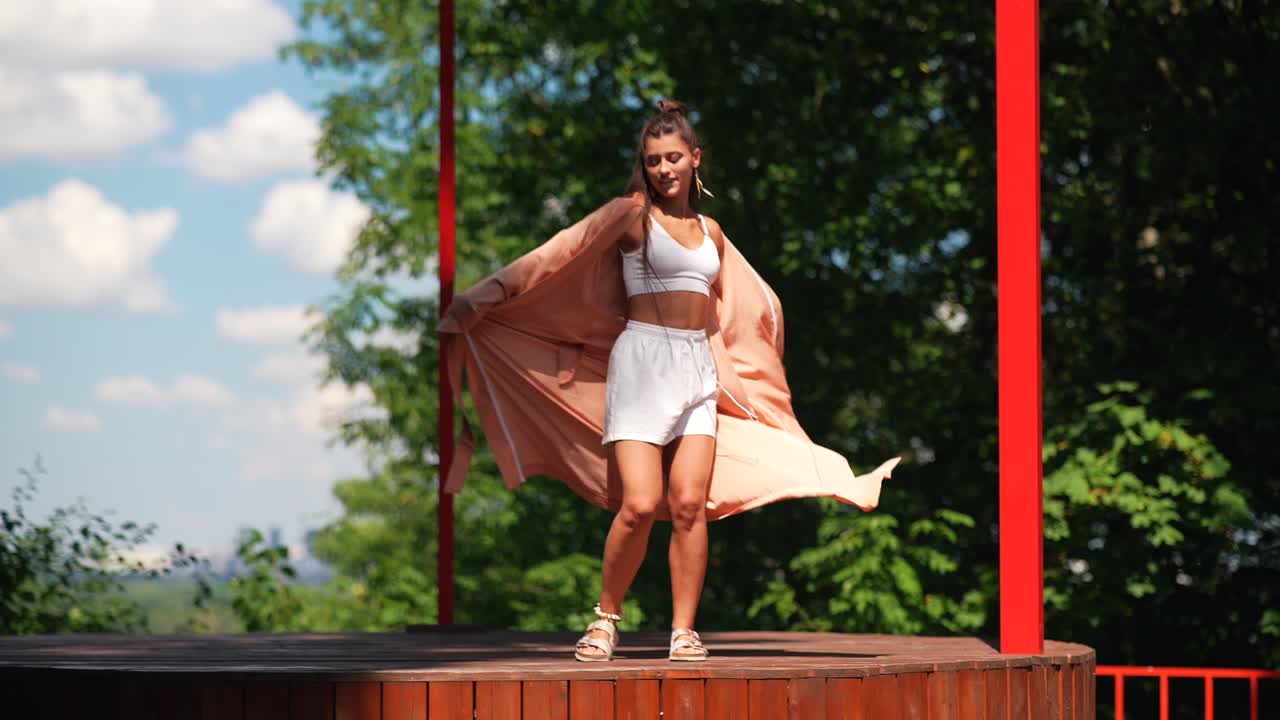mujer bailando al aire libre