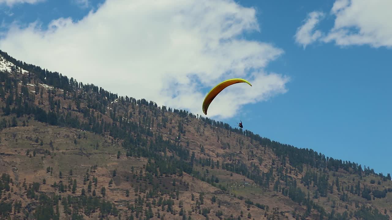 parapente con vista a la montaña y cielo brillante por la mañana desde diferentes ángulos