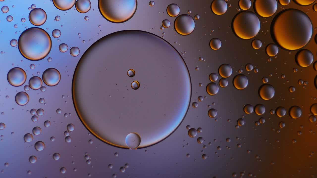 물 위에 떠다니는 기름방울의 다채로운 예술적.