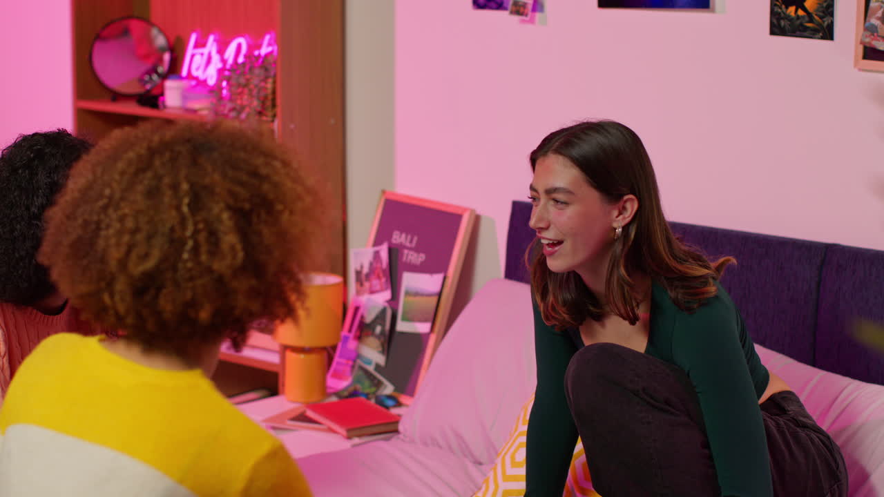 편안한 침실에서 어울리는 친구들