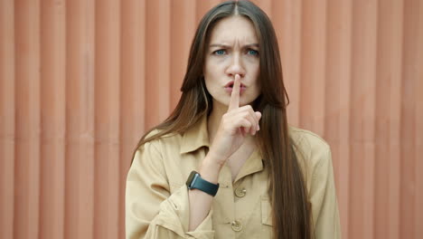 mujer con el dedo en los labios