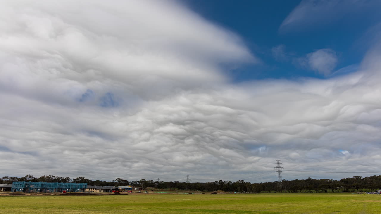 lapso de tiempo de raras nubes asperitas rodando a través de un óvalo y construyendo desarrollo en el monte barker