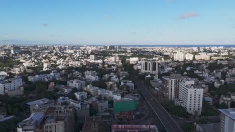 vista aérea de una ciudad costera