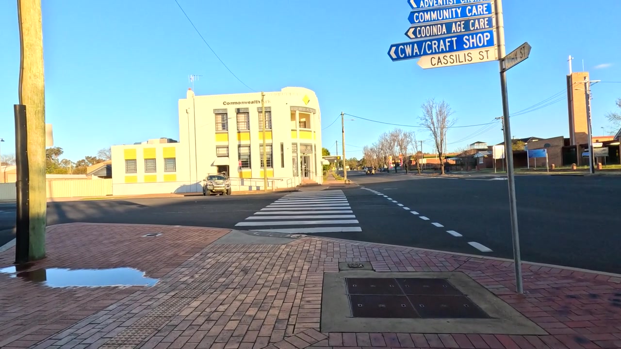 Coin de rue tranquille dans une petite ville australienne au coucher du soleil