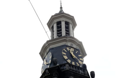 reloj dorado y negro en el exterior de la iglesia de piedra países bajos 4k de cerca