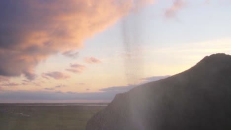 nubes coloridas y una cascada en islandia - cámara lenta