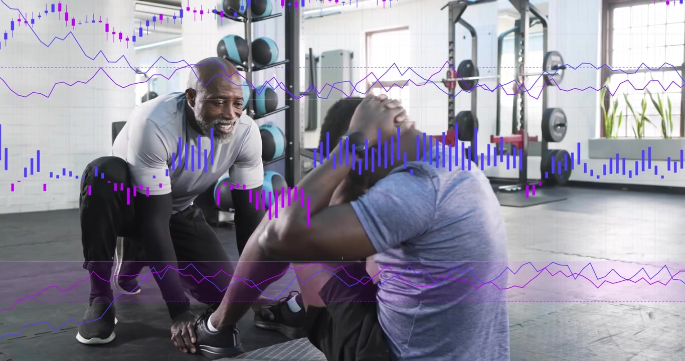 Fitnessinstruktør holder fødderne, vejleder, mens elev laver sit-ups på måtte, og en bølgeformsgraf sporer gentagelser.