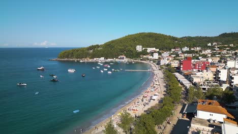 Erstaunlicher-Drohnenschuss-über-Himare,-Albanien