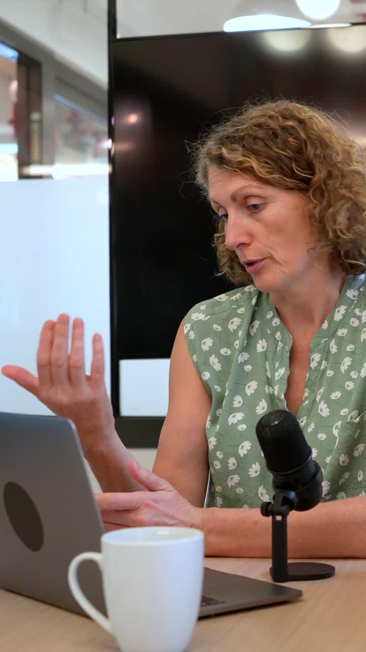 Donne che parlano di un podcast