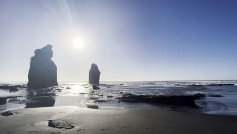 Luz-Solar-Brillante-Sobre-Formaciones-Rocosas-De-Tres-Hermanas-Y-La-Roca-Elefante-En-La-Región-De-Taranaki-De-Nueva-Zelanda