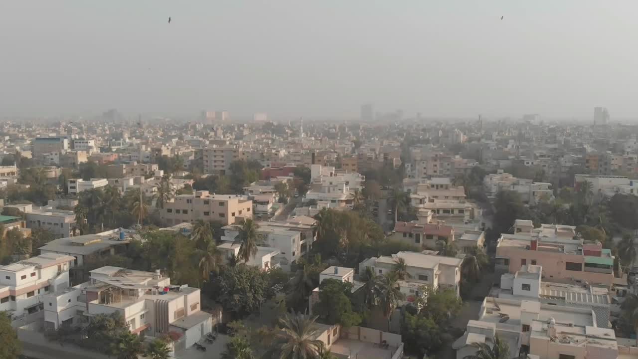 vista aérea de la construcción de viviendas en karachi con contaminación del aire cubierta