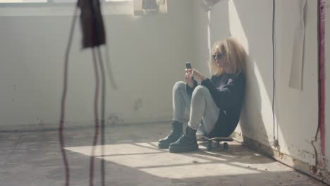 mujer joven de moda en un almacén abandonado