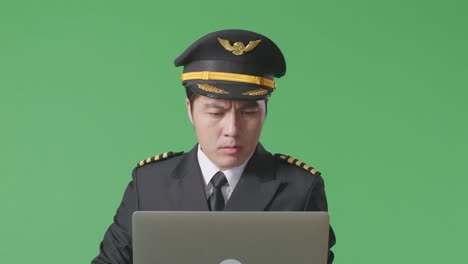 노트북으로 인해 스트레스를 받은 조종사