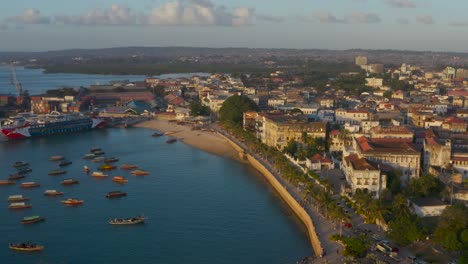 puerto y paseo marítimo de zanzíbar desde un dron