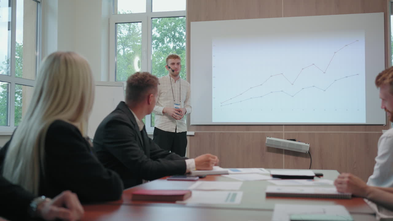 experto destacado en marketing y publicidad está presentando un informe en una reunión de negocios o un seminario