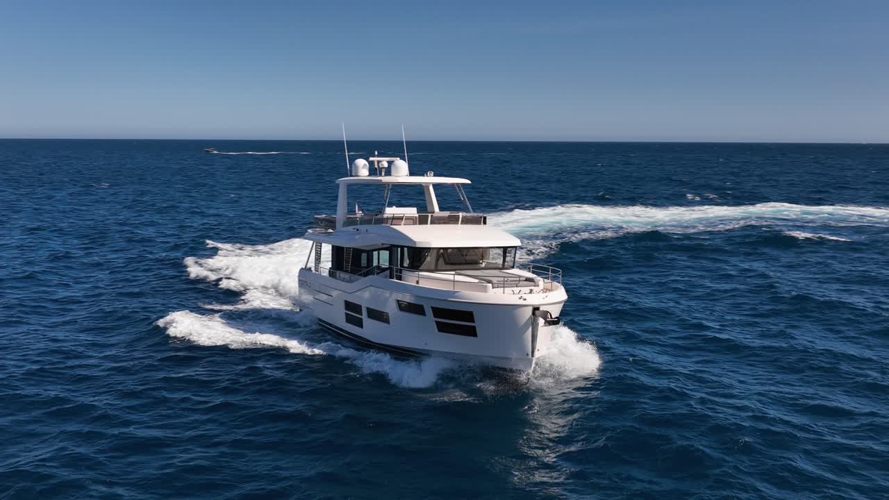 yate de lujo girando en el mar en cámara lenta seguido por un dron