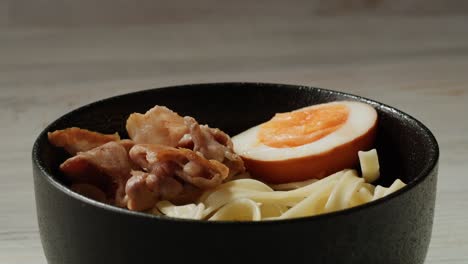 preparando un plato de delicioso ramen