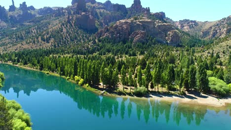 Luftbild-Eines-Sees-Im-Norden-Patagoniens-Mit-Tiefblauem-Und-Hellblauem-Himmel-7