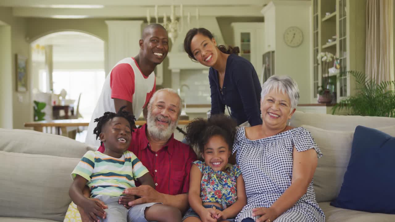 3세대 가족이 집에서 웃고 있습니다.