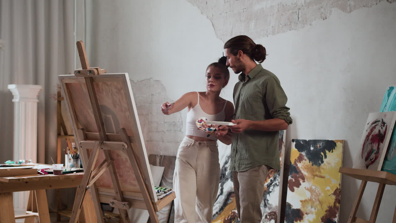 personas que contemplan la pintura