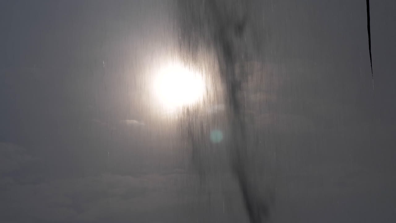 primer plano de silueta de agua cayendo con el sol brillando a través