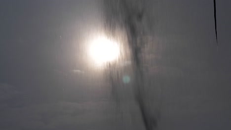 primer plano de silueta de agua cayendo con el sol brillando a través